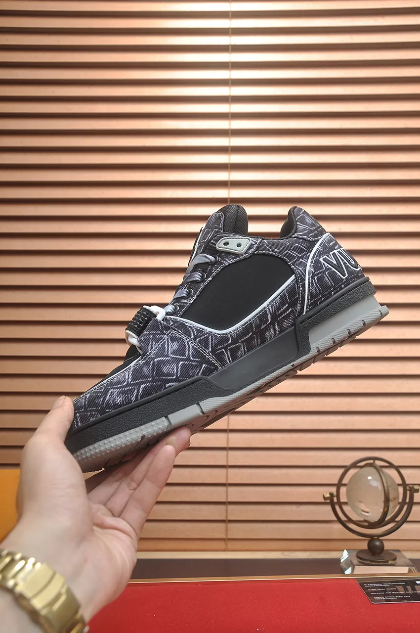Men's men's shoes 💰640💶Original development, quality shipping, welcome to compare - LV sneaker series LV Trainer Maxi sneakers introduce the loose silhouette of the ready-to-wear series into the LV Trainer sneaker design written by Virgil Abloh, making an eye-catching appearance in the spring and summer men's wear shows. The cow leather upper is combined with rough fabric laces, and colorful beading highlights the brand's classic elements. LV letters mark the tongue and Monogram floral outsole. Mixed materials Made of first-layer cowhide, wrapped in imported custom-printed denim, thick shoelace design, large Monogram print on the side, "lv 54" badges on the tongue and heel, rubber outsole decorated with Monogram flowers, mesh lining and cotton feet, the comfort is as extreme as ever, premium heritage, quality first, worth owning! Size: Women's 35-39 (customized at 40, non-refundable) Men's 39-45 (customized at 38.46, non-refundable) ♡Full set of packaging with original gift box